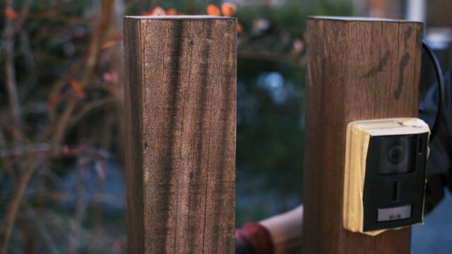 木製の門柱とインターホン